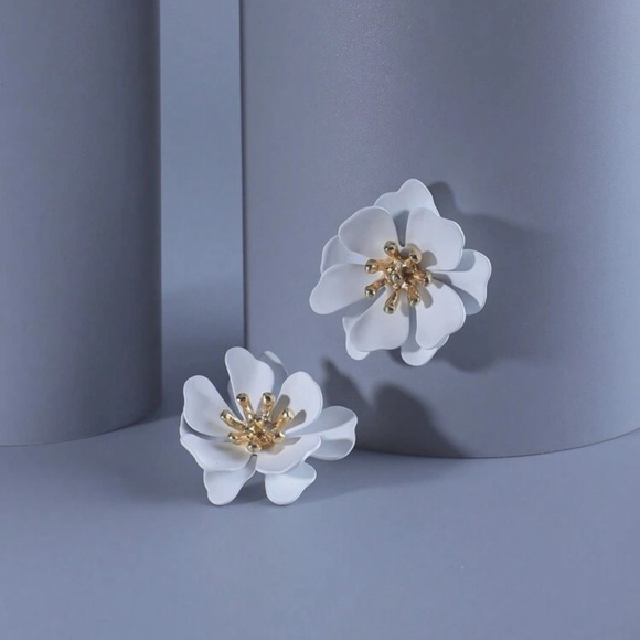 White Flower Studs Earrings - Picture 5 of 7